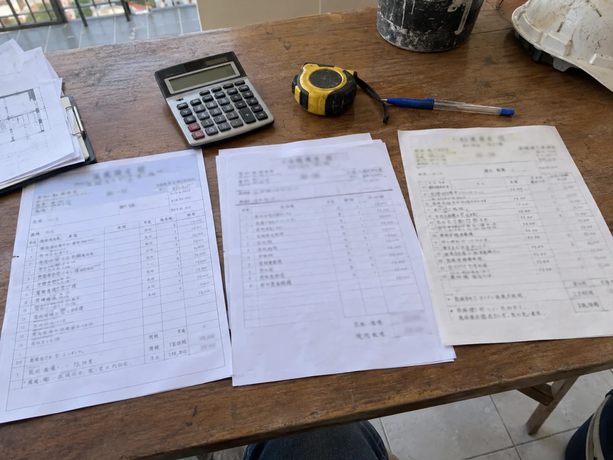三張外牆防水報價單並排在桌上，旁邊放著計算機和捲尺