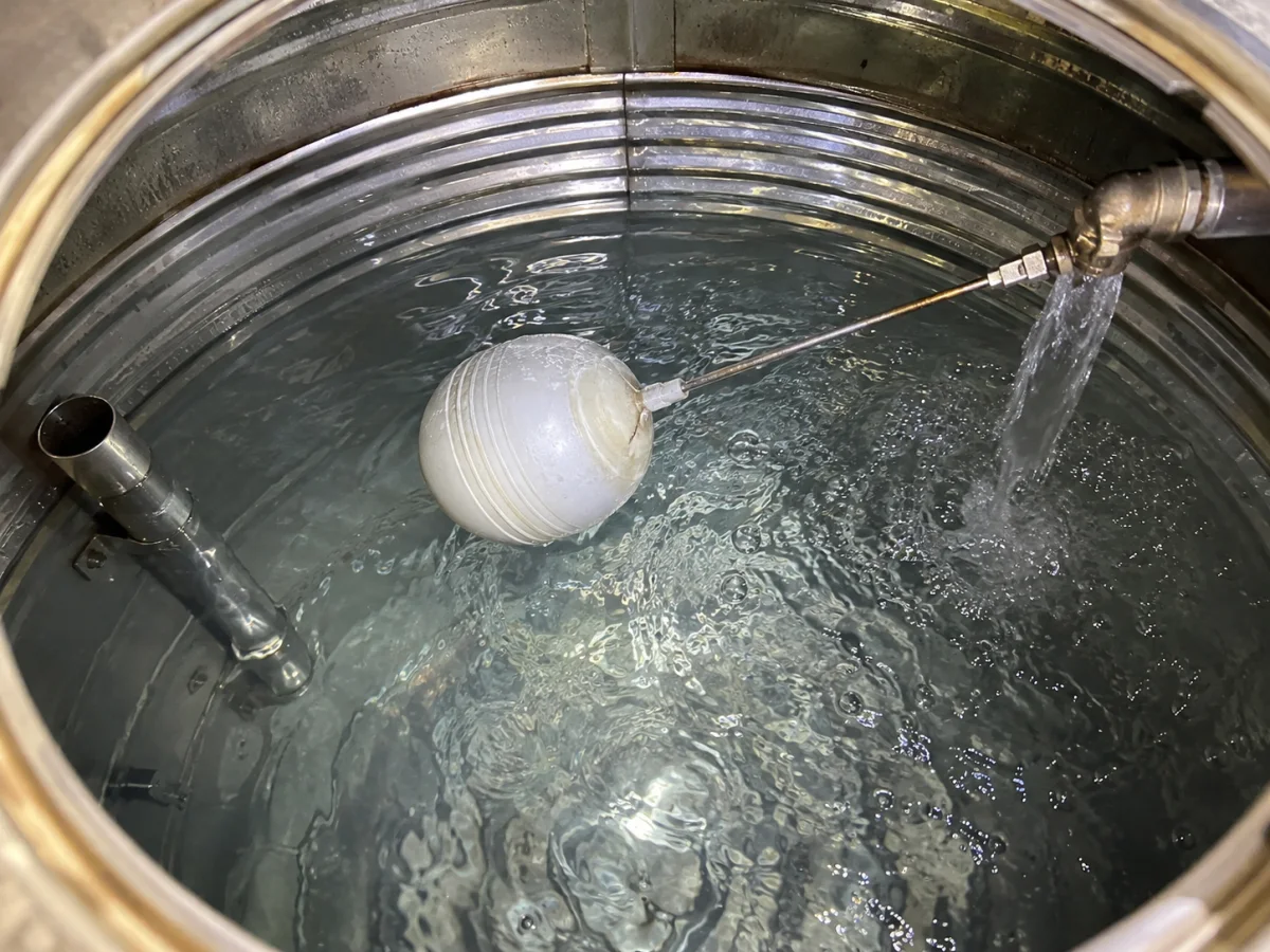 水塔內部的浮球閥，浮球漂在水面上，進水管口仍在出水